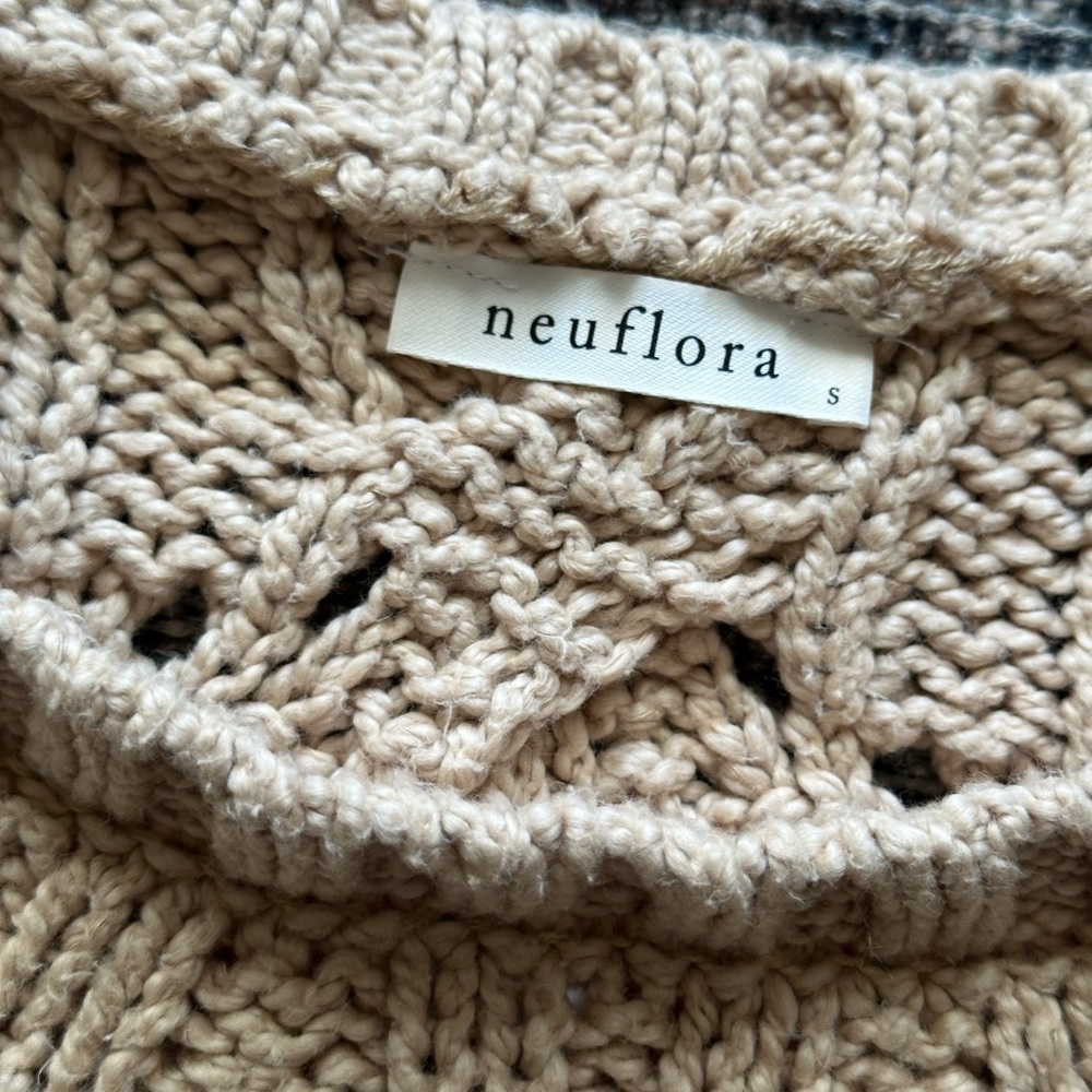 Neuflora Knitted Crop Top - Picture 3 of 5